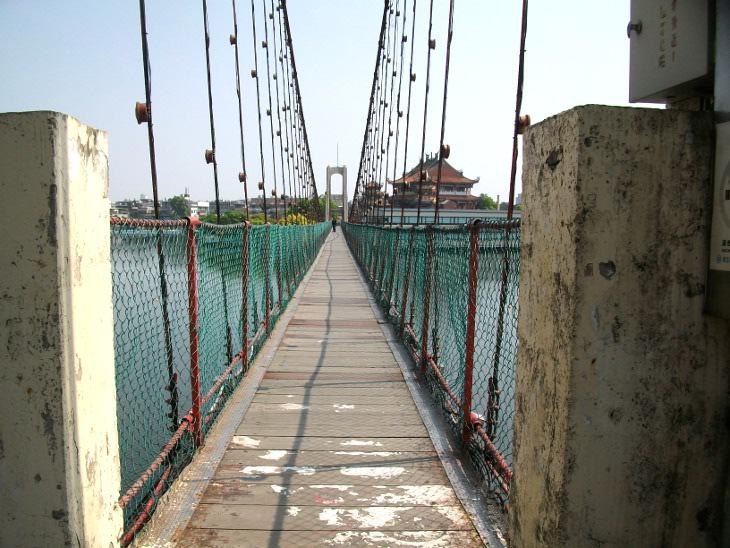 觀光吊橋上的畫面