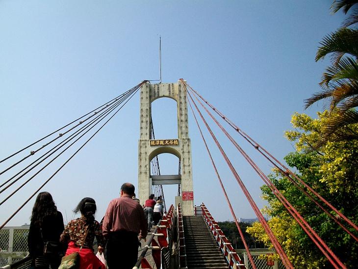 觀光吊橋靠南天宮上橋端