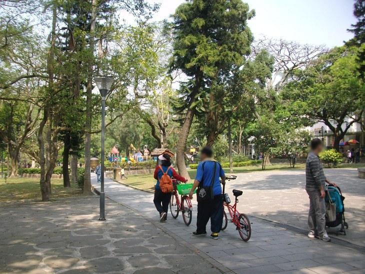 拉著腳踏車的遊客們
