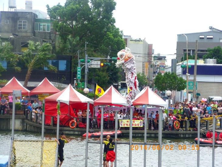 2014 端午節當天在龍潭大池表演舞獅 1