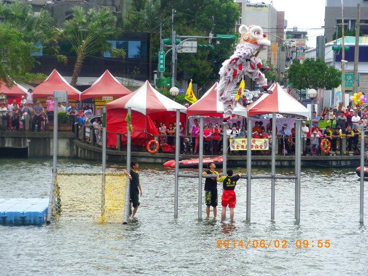 2014 端午節當天在龍潭大池表演舞獅 3