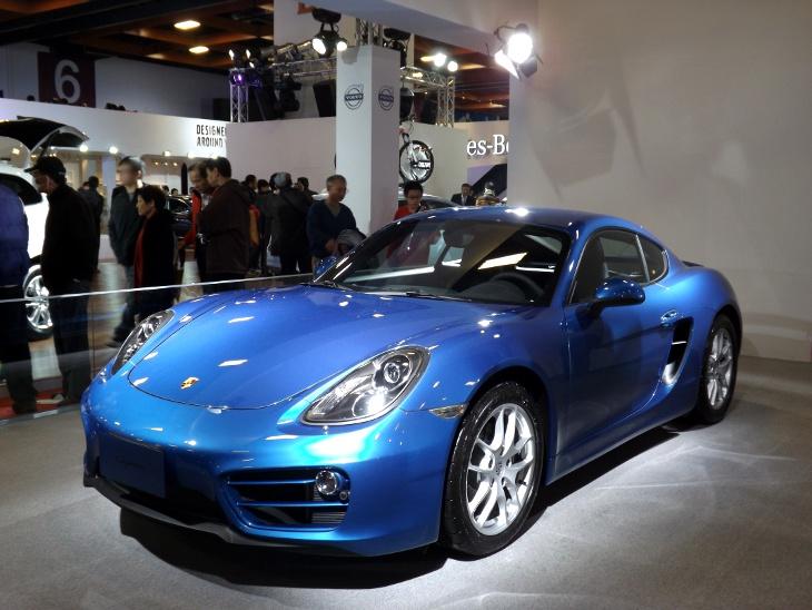 寶藍色的 2014 Porsche Cayman 展示車